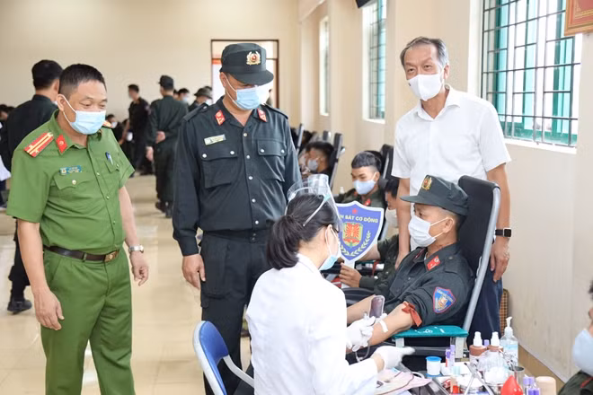 Lãnh đạo đơn vị động viên các CBCS tham gia hiến máu tình nguyện.