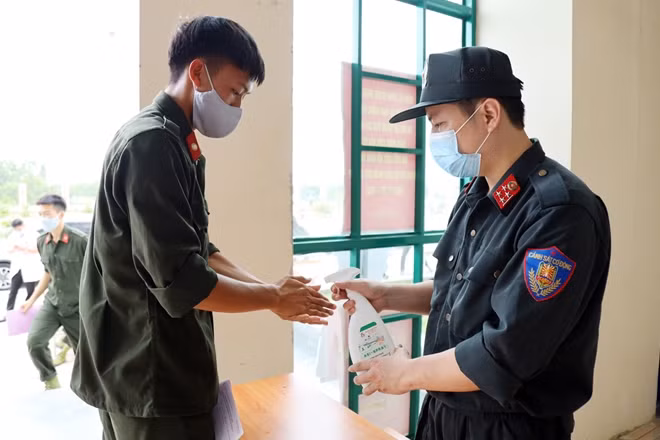 Các CBCS tuổi trẻ CSCĐ nghiêm túc thực hiện các quy định phòng chống dịch khi tham gia hiến máu tình nguyện.