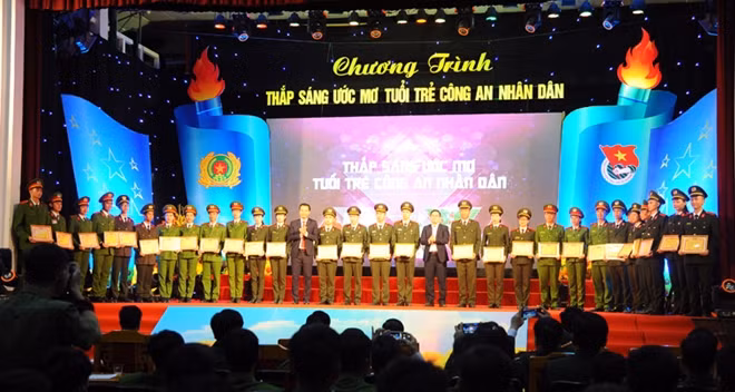 Ban Tổ chức trao học bổng Vừ A Dính năm 2018 tặng các học sinh, sinh viên dân tộc có thành tích cao.