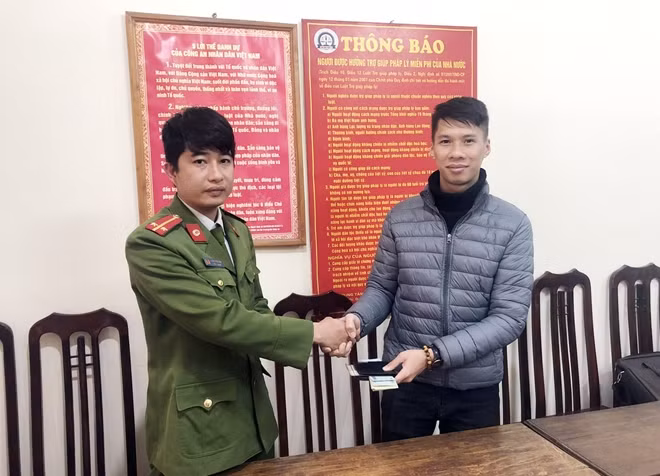 Trung úy Dương Tiến Hiển trả lại ví và nhiều giấy tờ quan trọng cho anh Trần Anh Quang.