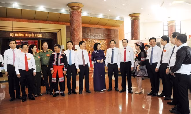 Các đồng chí lãnh đạo Đảng, Nhà nước chụp ảnh lưu niệm cùng các đại biểu dự Hội nghị.