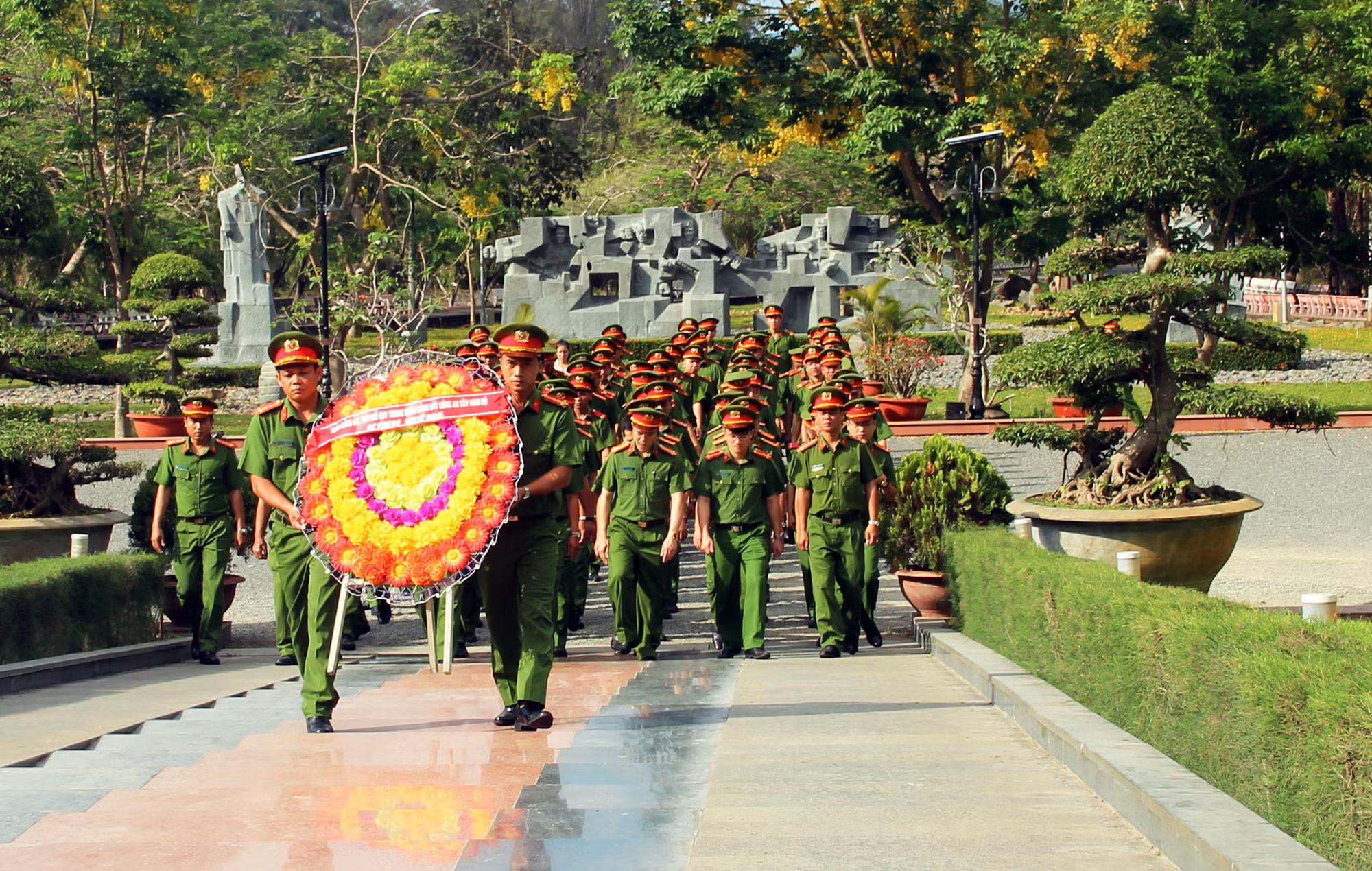 Tiểu đoàn Cảnh sát cơ động tặng quà Tết người có uy tín trong đồng bào dân tộc thiểu số ảnh 3