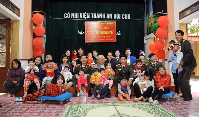 Đoàn công tác cùng các em nhỏ tại Cô nhi viện Thánh An Bùi Chu.