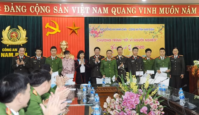 Thiếu tướng Phạm Văn Miên, Tổng Biên tập Báo CAND và Đại tá Nguyễn Văn Trầm, Phó Giám đốc Công an tỉnh Nam Định trao quà Tết cho các cán bộ, chiến sỹ có hoàn cảnh khó khăn.