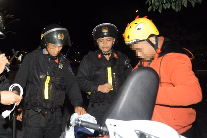 Thượng úy Nguyễn Văn Hưởng và Tổ công tác đang kiểm tra một trường hợp vi phạm luật giao.