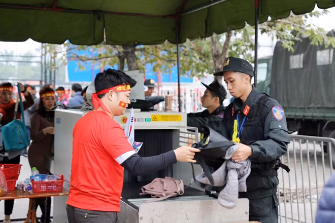 Các công việc được cán bộ, chiến sĩ CSCĐ thực hiện rất cẩn thận nhưng vẫn đảm bảo nhanh chóng, thuận lợi.