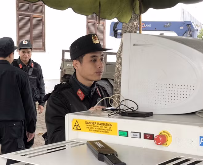 Chiến sĩ CSCĐ kiểm tra hoạt động của máy soi cẩn thận trước giờ cho CĐV vào sân.