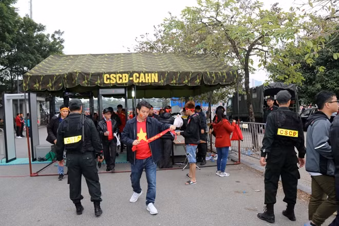 Một trạm kiểm soát cổng từ, máy soi.