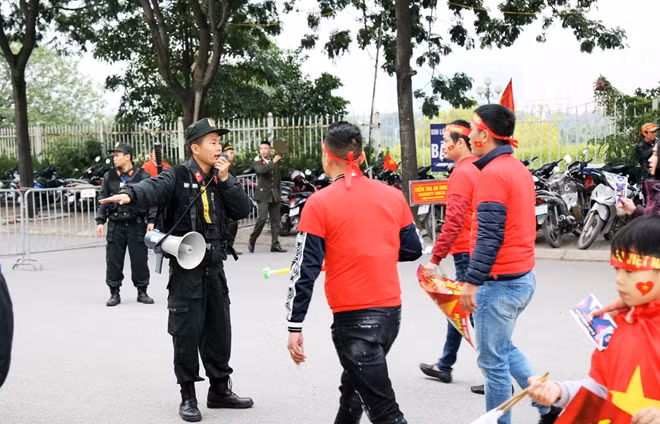 Sau khi qua cổng, các VĐV được hướng dẫn đi theo hàng qua dẫn vào lối có cổng từ, máy soi.