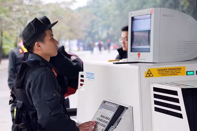 Theo ghi nhận của PV tại hiện trường, để vào được sân, các CĐV phải đi qua 5 cổng kiểm soát.