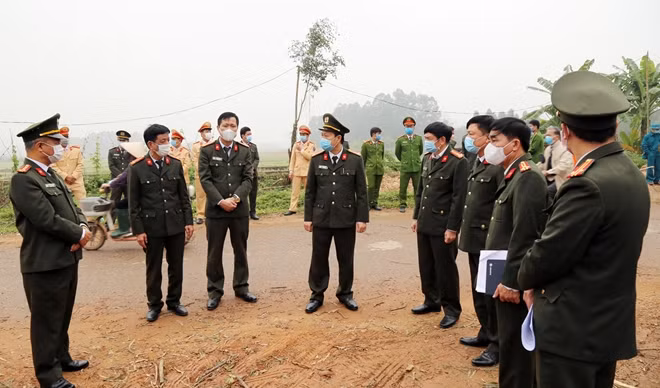 Đại tá Đinh Ngọc Khoa, Giám đốc Công an tỉnh Vĩnh Phúc, thành viên Ban chỉ đạo phòng, chống dịch của tỉnh Vĩnh Phúc đến các điểm chốt để kiểm tra và chỉ đạo công tác đảm bảo ANTT, phong tỏa, cách ly xã Sơn Lôi. Theo quyết định, thời gian khoanh vùng, cách ly là 20 ngày (từ 13/2 đến 3/3). Với những trường hợp ốm đau, bệnh tật hoặc trường hợp đột xuất, cấp thiết, các tổ công tác tại các chốt kiểm soát đã có các phương án xử lý phù hợp.