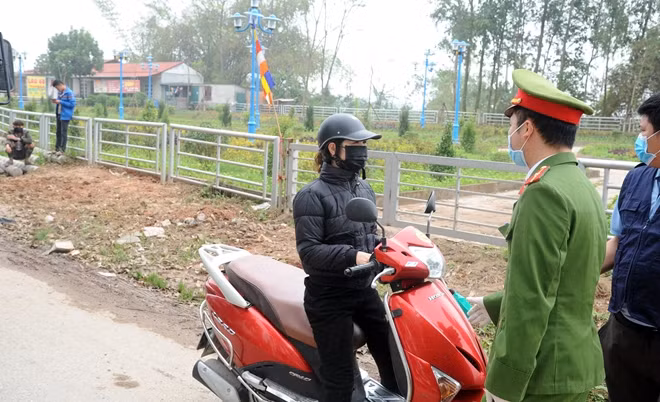 Một trường hợp cố gắng thoát ra ngoài bằng cách di chuyển nhiều con đường khác nhau nhưng đều bị các tổ công tác ngăn chặn.
