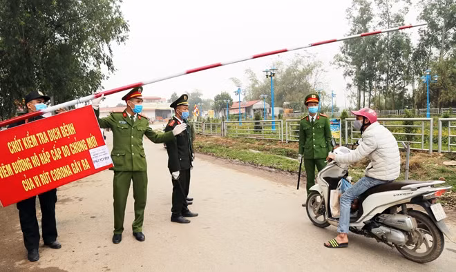 Liên tục các câu hỏi, trả lời ngắn gọn từ cán bộ, chiến sĩ giải thích cho người dân hiểu, cảm thông chấp hành đúng quy định, với tinh thần “Chống dịch như chống giặc”.