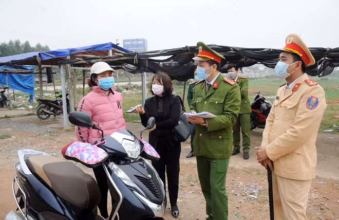 Được biết, trong thời gian cách ly người dân xã Sơn Lôi sẽ được hỗ trợ toàn bộ tiền ăn và nhu yếu phẩm cần thiết. Bên cạnh đó, việc thành lập các chốt kiểm soát dịch bệnh, Ban Chỉ đạo luôn cố gắng làm sao không để ảnh hưởng nhiều đến cuộc sống, sinh hoạt của người dân địa phương.