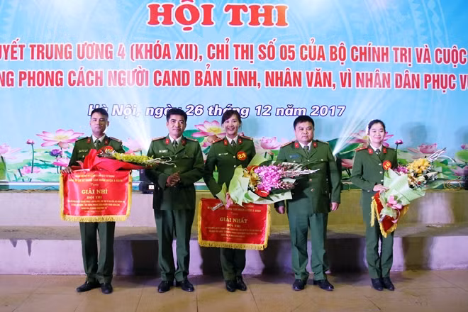 Lãnh đạo Trung tâm Huấn luyện & Bồi dưỡng nghiệp vụ trao tặng danh hiệu Nhất, Nhì, Ba cho các thí sinh xuất sắc.