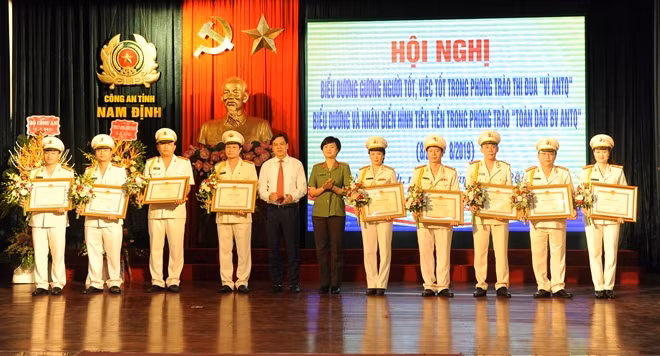 Đồng chí Trần Lê Đoài, Phó Chủ tịch UBND tỉnh và đại diện lãnh đạo Cục Công tác đảng và công tác chính trị tặng Bằng khen cho các cá nhân tiêu biểu.