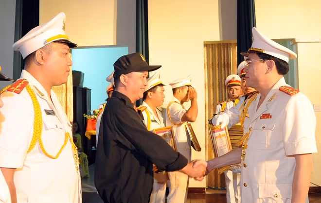 Đại tá Phạm Văn Long, Giám đốc Công an tỉnh trao Giấy khen tặng các cá nhân được biểu dương người tốt, việc tốt.