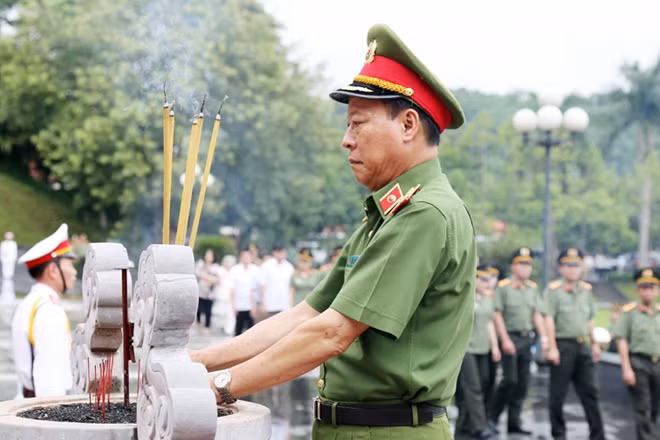 Thứ trưởng Lê Quý Vương dâng hương tưởng niệm tại Khu di tích Nha Công an Trung ương.