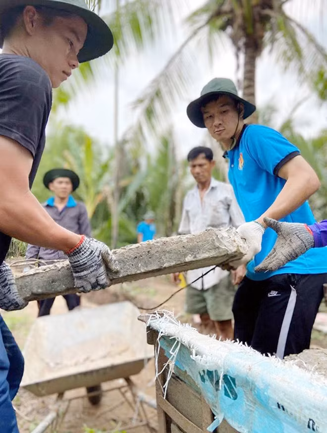 Nhiều hoạt động thiết thực đang tô thắm cho những vùng quê khó khăn như chung tay xây dựng các công trình phúc lợi xã hội...