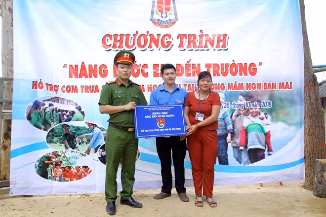 Thượng uý Vũ Văn Thuận, Bí thư Đoàn thanh niên Học viện CSND đại diện cho những anh chị nuôi trong dự án Nuôi em trao 400 suất cơm trưa các bé tại các điểm trường khó khăn trên địa bàn huyện.