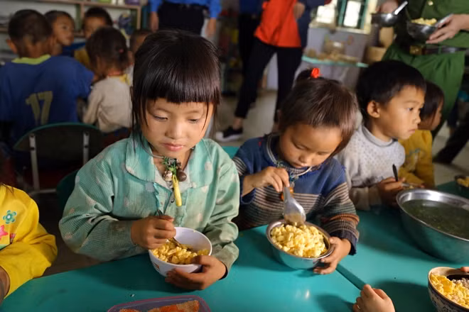 Các em nuôi trong bữa cơm trưa ấm áp tình người.