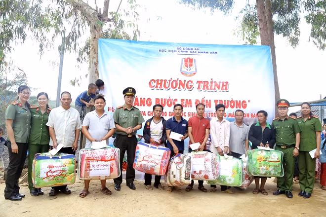 Học viện Cảnh sát nhân dân, Công an tỉnh Điện Biên, Trường Văn hoá I tặng chăn ấm cho đồng bao khó khăn trên địa bàn.