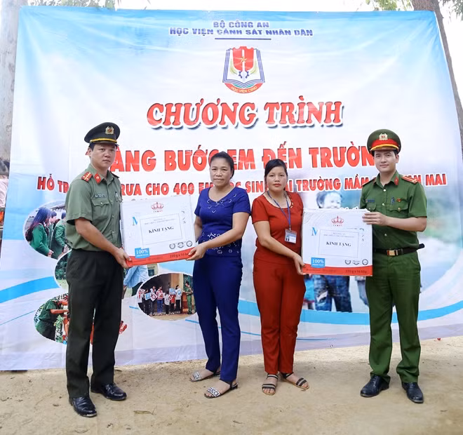 Đoàn còn tặng nhiều vật dụng, đồ chơi cho các em học sinh vùng cao.