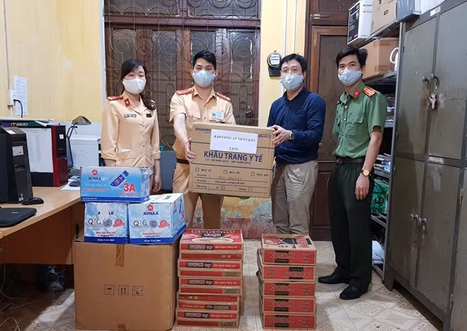 Phóng viên Báo CAND chuyển giao 2.000 khẩu trang y tế và một số nhu yếu phẩm của các nhà hảo tâm tới CBCS Công an huyện Đồng Văn.