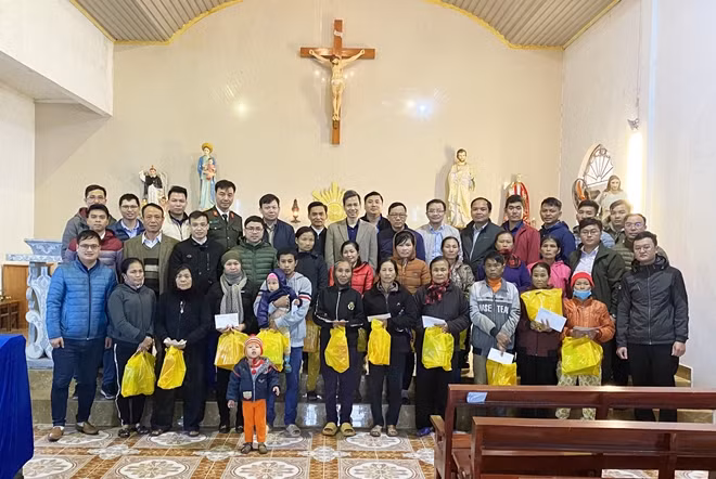 Đoàn công tác tặng quà cho bà con giáo dân có hoàn cảnh khó khăn thuộc giáo họ Thủy Cơ, xã Vũ Vân và Trung tâm nuôi dạy trẻ em mồ côi, khuyết tật của Cộng đoàn Donbosco Thái Bình.