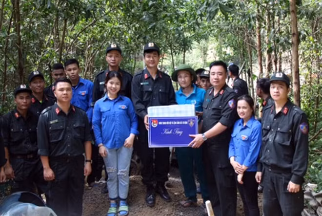Trong dịp này, Tuổi trẻ Bộ Tư lệnh CSCĐ cũng đã gửi trao những phần quà nhỏ chia sẻ với các tổ chức đoàn thể trên địa bàn.
