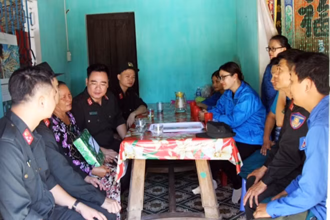 Tuổi trẻ Bộ Tư lệnh CSCĐ thăm hỏi, động viên gia đình có hoàn cảnh khó khăn trên địa bàn.