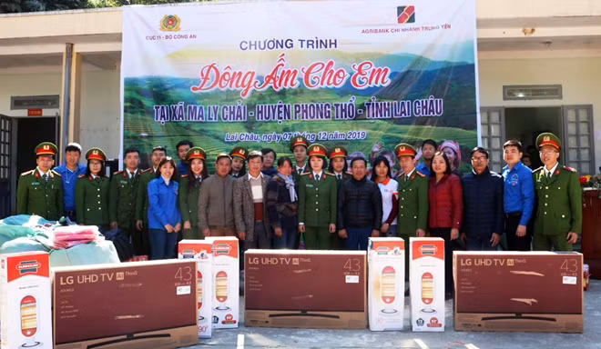 Nhiều món quà thiết thực như tivi, máy sưởi..., phục vụ công tác giảng dạy, sưởi ấm khi mùa đông vùng cao ngày một buốt giá.
