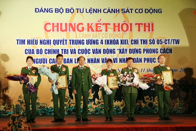 Trung tướng Đỗ Đức Kính, Chính ủy Bộ Tư lệnh CSCĐ trao giải cho các cá nhân đoạt giải.