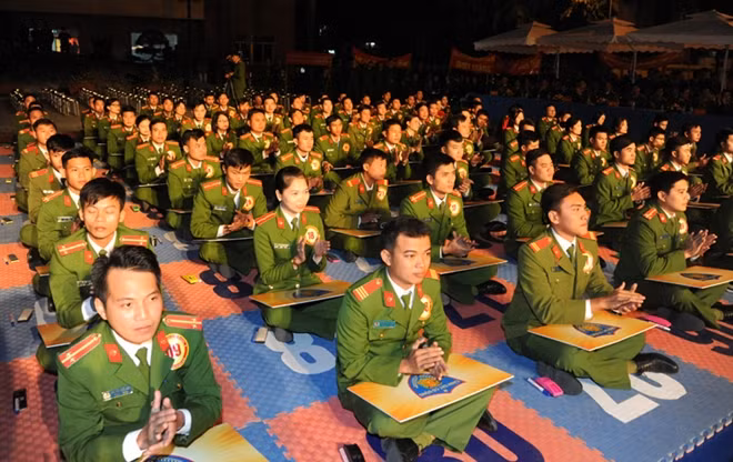 Các thí sinh tham gia tranh tài trong bầu không khí sôi nổi, hào hứng.