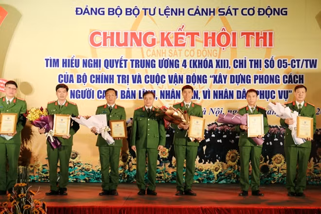 Trung tướng Phạm Quốc Cương, Tư lệnh CSCĐ trao giải cho các tập thể đoạt giải.