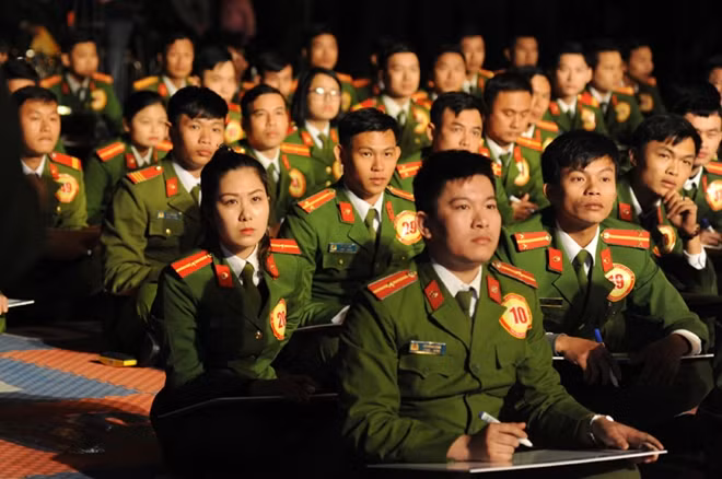 Các thí sinh chăm chú lắng nghe câu hỏi từ Ban Tổ chức.