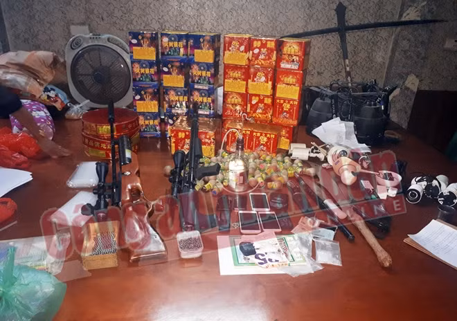 Tang vật ma túy, vũ khí bị thu giữ.