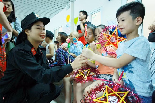 Các em nhỏ hào hứng đón nhận các phần quà.
