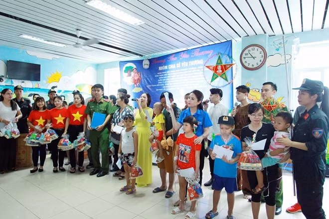 Bên cạnh những điệu múa lân, các em nhỏ còn được nghe các ca sĩ, nhóm nhạc và nghệ sĩ hài biểu diễn.