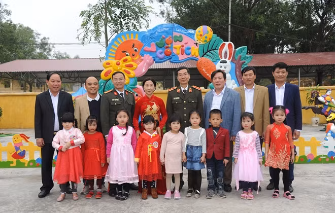 Các đại biểu cùng các em nhỏ trước "công trình vườn cổ tích".
