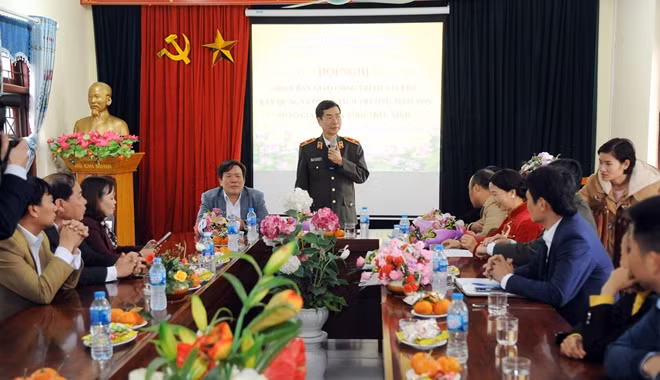Thiếu tướng Phạm Văn Miên, Tổng Biên tập Báo CAND phát biểu tại buổi lễ trao "công trình vườn cổ tích" tại trường mầm non xã Song Giang.