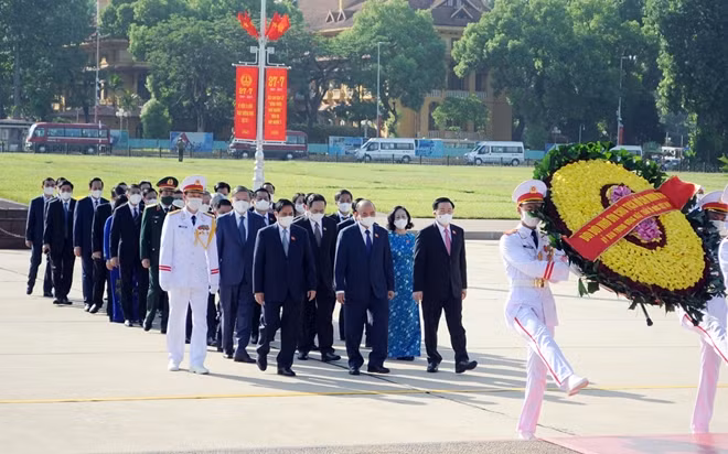 Đoàn đại biểu Ban Chấp hành Trung ương Đảng, Chủ tịch nước, Chính phủ, Quốc hội, Ủy ban Trung ương MTTQ Việt Nam đặt vòng hoa, vào Lăng viếng Chủ tịch Hồ Chí Minh.