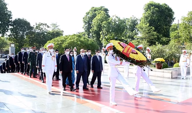 Đoàn đại biểu Ban Chấp hành Trung ương Đảng, Chủ tịch nước, Chính phủ, Quốc hội, Ủy ban Trung ương MTTQ Việt Nam đã đến đặt vòng hoa tại Đài tưởng niệm các Anh hùng Liệt sĩ, đường Bắc Sơn, Hà Nội.