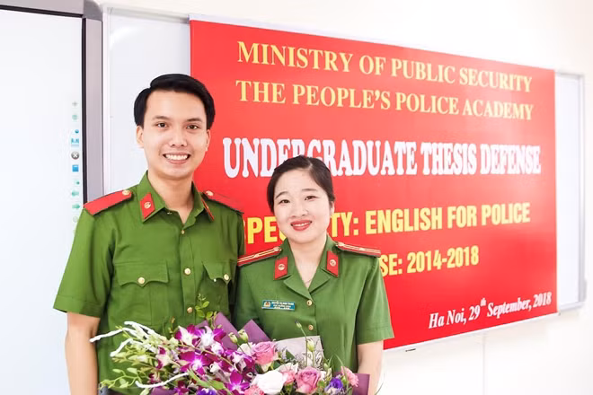Nguyễn Hoàng Hải và giảng viên hướng dẫn tại buổi lễ bảo vệ khóa luận tốt nghiệp