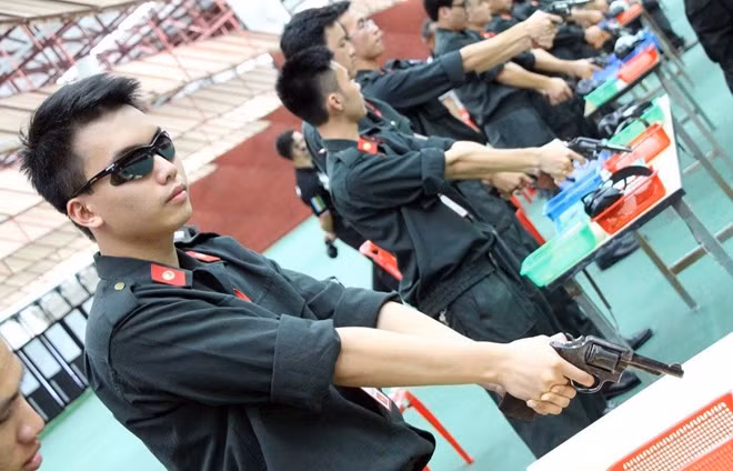 Nguyễn Hoàng Hải trong một buổi thực hành bắn súng.