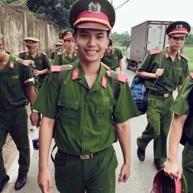 Nguyễn Hoàng Hải trong đợt đi thực hành chính trị về vùng cao.
