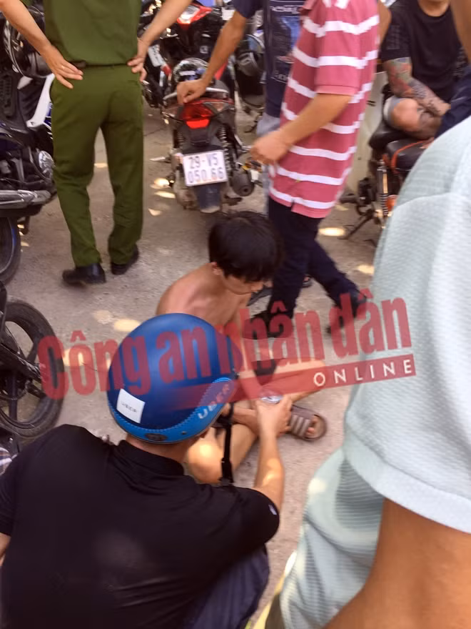 Nam thanh niên được cán bộ, chiến sĩ Phòng Cảnh sát PCCC số 14 đưa xuống mặt đất an toàn.