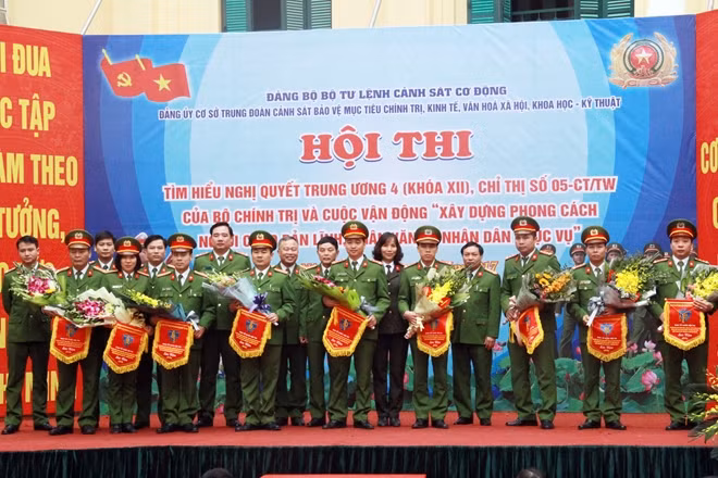 Ban Tổ chức và các thí sinh đoạt giải.
