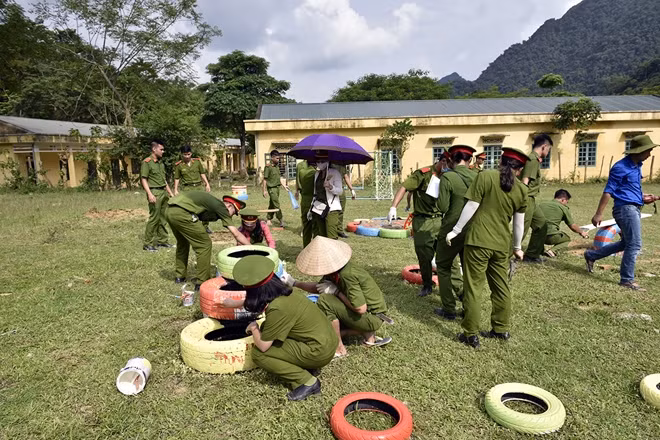 Tuổi trẻ CAND chung tay tạo dựng sân chơi mới cho học sinh vùng cao.