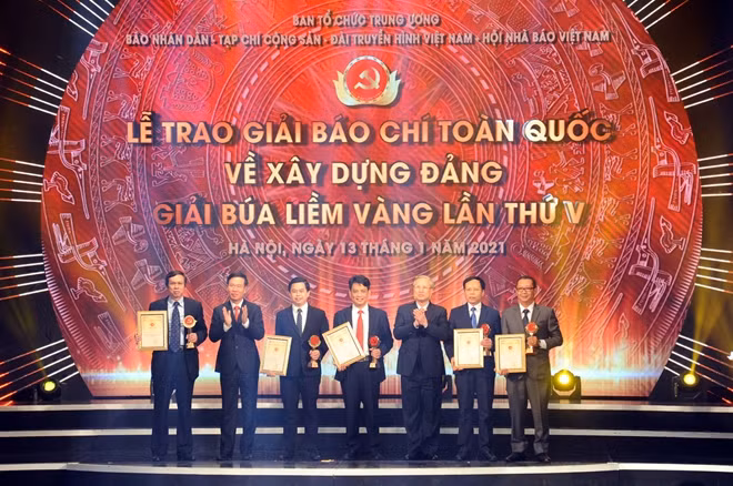 Đồng chí Trần Quốc Vượng và đồng chí Võ Văn Thưởng trao giải A cho các tác giả đoạt giải.